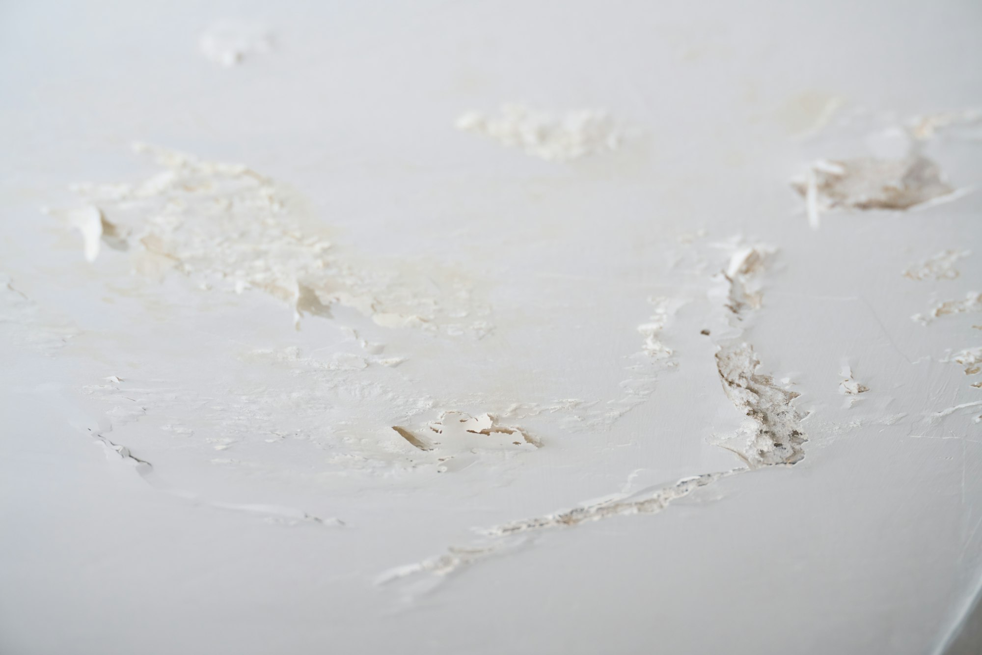 Moisture or saltpeter on the wall and ceiling.